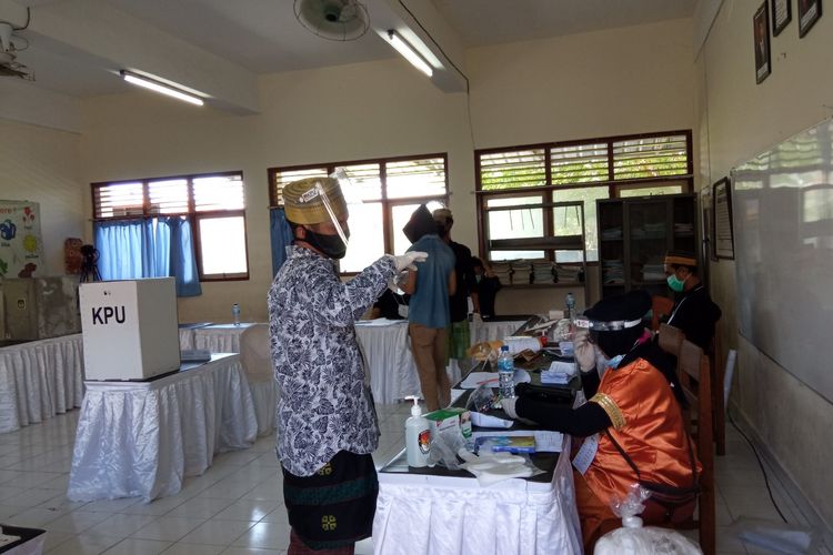 KPU Denpasar menggelar simulasi pencoblosan dan penghitungan suara Pilkada serentak, di gedung SDN 3 Serangan, Denpasar, Bali, Sabtu (21/11/2020).