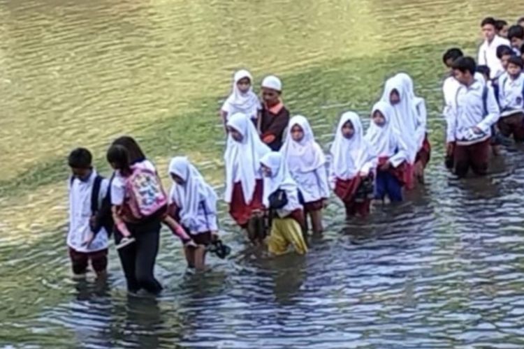 Sejumlah siswa di Kabupaten Cianjur, Jawa Barat, harus menyebrangi sungai melawan arus agar bisa bersekolah