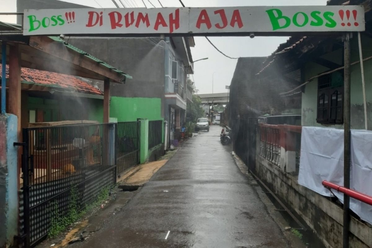 Gapura penyemprot disinfektan otomatis di lingkungan RT 09, RW 04, Kelurahan Cipinang Melayu, Makasar, Jakarta Timur, Rabu (1/4/2020).