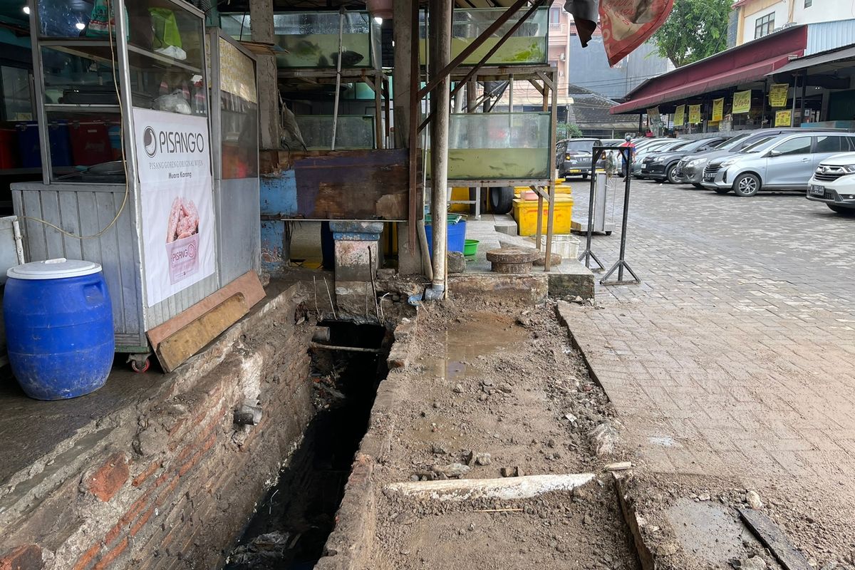 Penampakan salah satu ruko di Jalan Niaga I, Pluit, Penjaringan, Jakarta Pusat yang sudah saluran alirannya sudah dibongkar beberapa waktu lalu setelah sebelumnya ditutup oleh pemilik lahan  (Dokumentasi Pribadi)