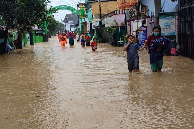 Jalan utama di wilayah perkotaan Kabupaten Trenggalek terendam banjir dan tidak bisa dilalui berbagai kendaraan, Selasa (18/10/2022).