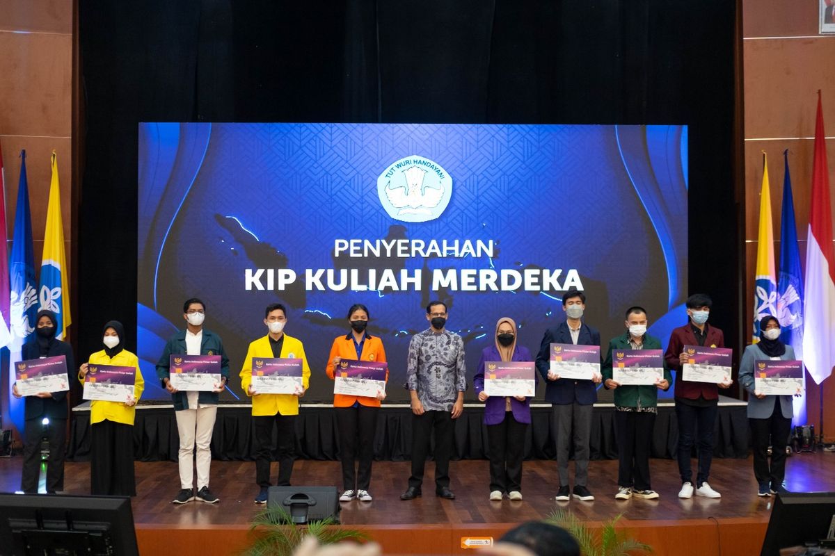 Nadiem Salurkan KIP Kuliah Merdeka 2021, 200.000 Mahasiswa Terima Beasiswa