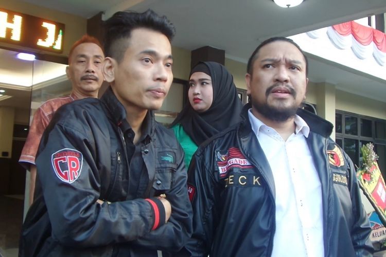 Januarisman alias Aris didampingi kuasa hukumnya melaporkan Ihsam Tarore ke Polres Metro Jakarta Selatan, Jumat (7/7/2017) sore.