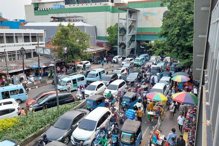 Menjelang Hari Raya Idul Fitri atau lebaran, sejumlah ruas jalan raya di kawasan Pasar Tanah Abang, Jakarta Pusat, dipadati pengguna jalan pada Sabtu (16/4/2022) sejak siang. 