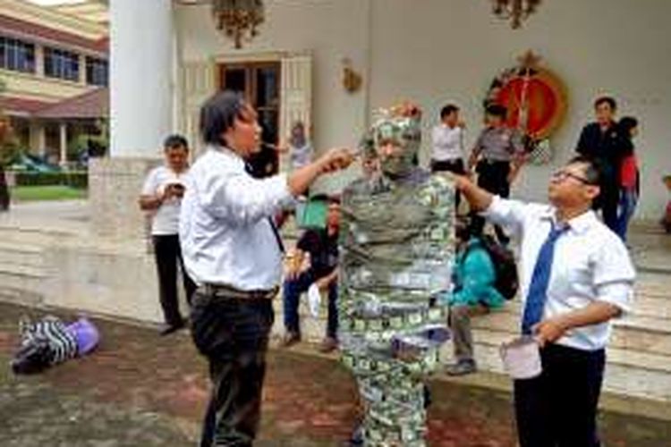 Aliansi Masyarakat Peduli Tata Ruang Yogyakarta saat mengelar aksi mandi semen di DPRD . Aksi ini digelar untuk menyikapi darurat tata ruang Yogyakarta