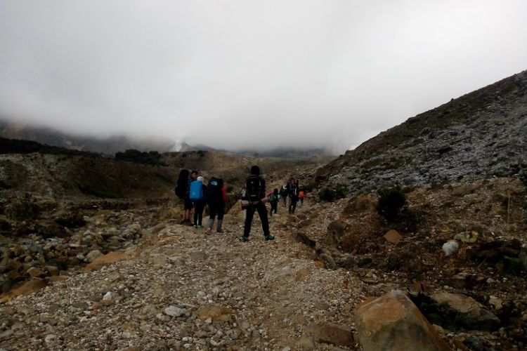 Medan pendakian jalan berbatu harus ditempuh para pengunjung dan pendaki untuk bisa sampai ke kawah papandayan