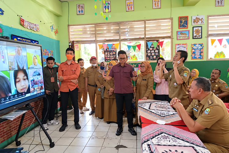 Tinjau PJJ di Bekasi, Wali Kota Temukan Kendala Internet yang Bikin 