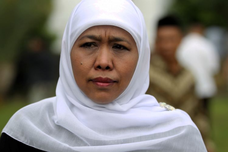 Menteri Sosial Khofifah Indar Parawansa terlihat di kediaman almarhum KH Hasyim Muzadi di komplek Pondok Pesantren Al Hikam II, Depok, Jawa Barat, Kamis (16/3/2017). KH Hasyim Muzadi  meninggal karena sakit dan akan dikebumikan di komplek Pondok Pesantren Al Hikam II Depok.