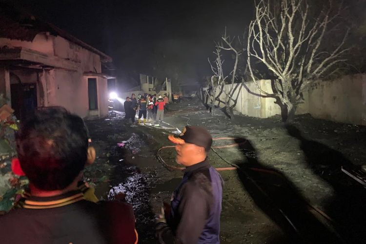 Barang rosok berisi plastik yang tersimpan dalam gudang milik Supriyono, warga Desa Sidorejo, Kecamatan Wungu, Kabupaten Madiun, Jawa Timur ludes terbakar dilalap api, Kamis (20/7/2023) malam.