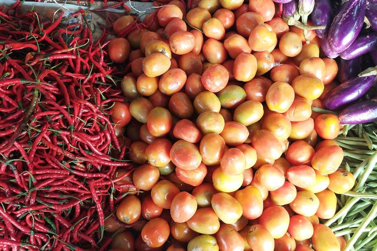 Harga cabai merah dan tomat masih tinggi di Pasar Kemiri, Kota Depok, Sabtu (2/3/2024).