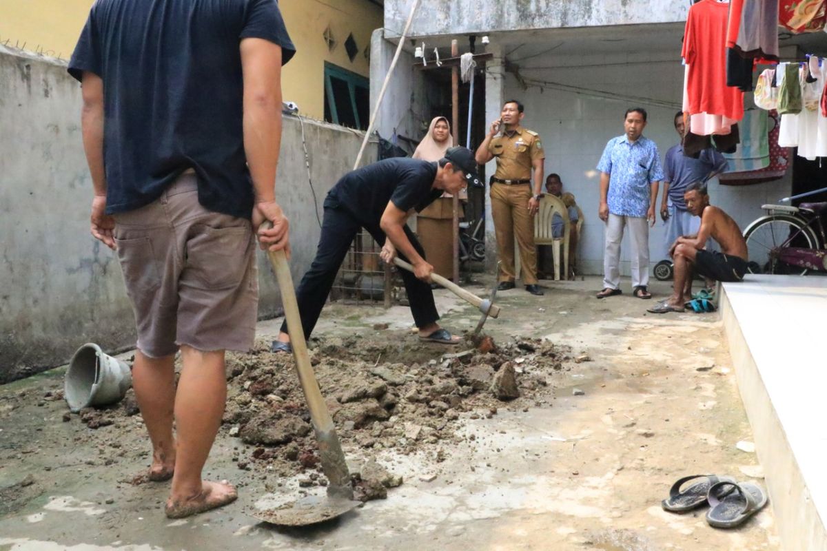 Pembuatan jamban kontrakan di Kelurahan Koang Jaya, Karawaci Kota Tangerang, Selasa (10/12/2019)