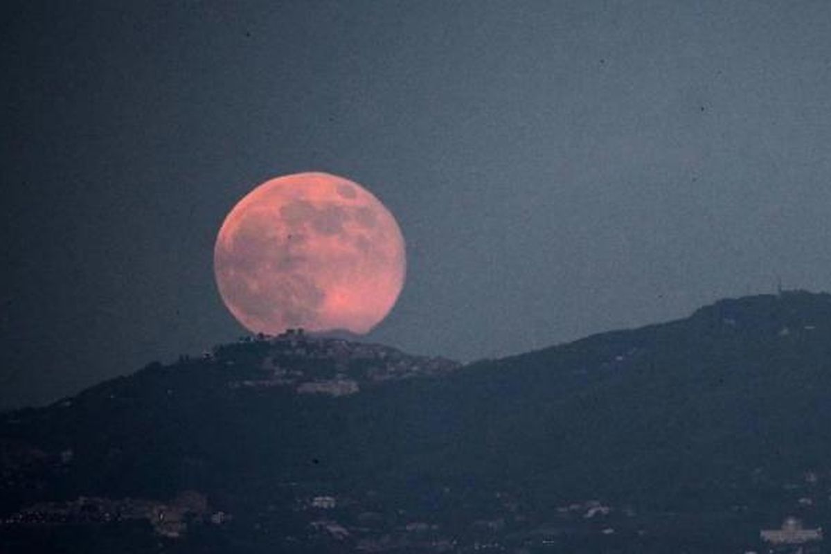 Bulan purnama terbit di atas kota Roma, 23 Juni 2013. Bulan yang akan mencapai tahap penuh pada Minggu, 14 persen lebih dekat ke bumi dan dikenal sebagai fenomena supermoon.