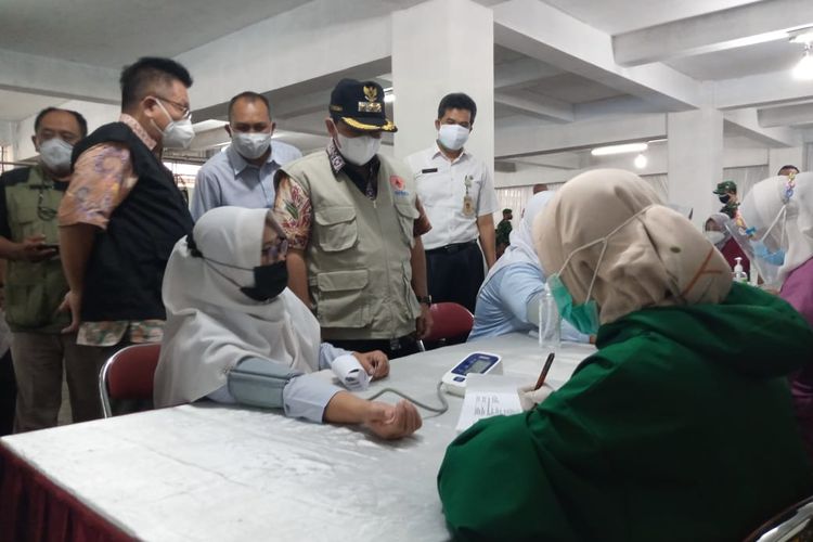 Bupati Semarang memantau vaksinasi untuk pekerja pabrik.