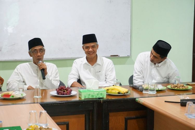Calon Gubernur Jateng Ganjar Pranowo dan Taj Yasin bertandang ke kantor PWNU Jawa Tengah, Sabtu (24/3/2018)