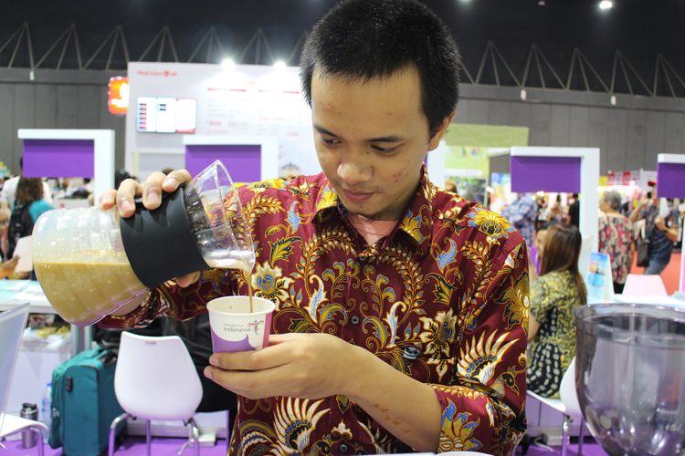 Farrid Suhada (26), barista asal Indonesia yang meracik kopi susu kekinian di booth Indonesia, Thai International Travel Fair (2020), Thailand.