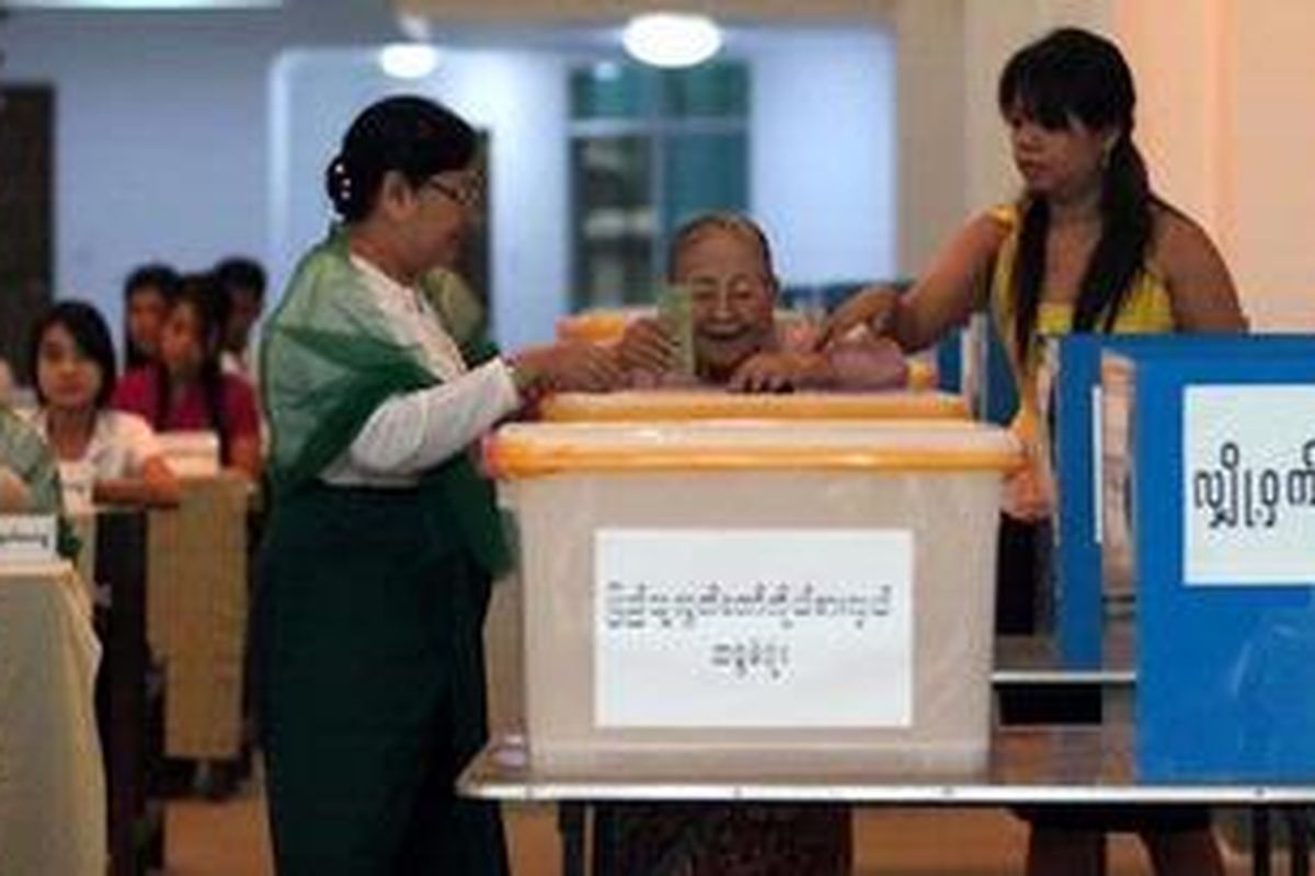 Seorang pemilih memasukkan suara di salah satu tempat pemungutan suara di Yangon, Myanmar, Minggu (1/4/2012). Para pemilih di Myanmar mengikuti pemilu sela untuk memilih anggota legislatif. Hasil pemilu ini diharapkan bisa mengantar Aung San Suu Kyi kembali ke parlemen untuk kali pertama sebagai bagian dari reformasi politik di negara itu.