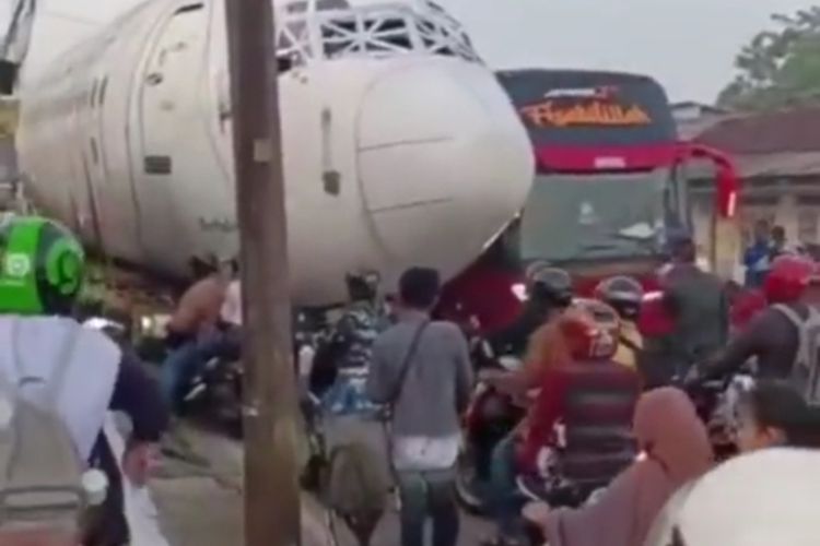 Truk pengangkut pesawat menutupi ruas jalan hingga menyebabkan kemacetan di Jalan Raya Kemang-Parung, Desa Jampang, Kecamatan Kemang, Kabupaten Bogor, Jawa Barat, Selasa (26/7/2022).