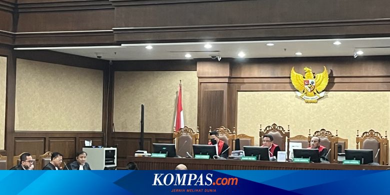 Lukas Enembe Emosi di Ruang Sidang, Lempar Mikrofon sampai Diperiksa Tensinya