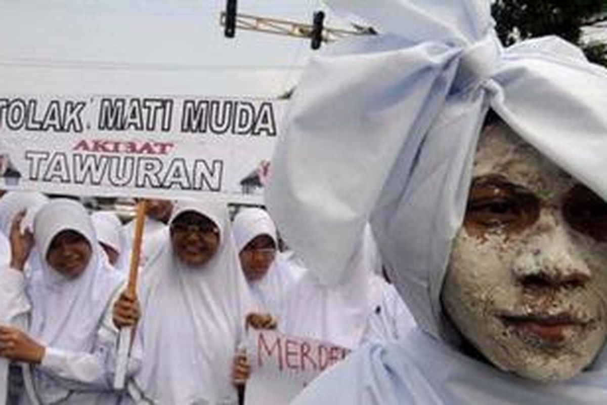 Siswa SMA Tamiriyah Surabaya melakukan  aksi tolak tawuran di Surabaya, Jawa Timur, Kamis (27/9/2012).