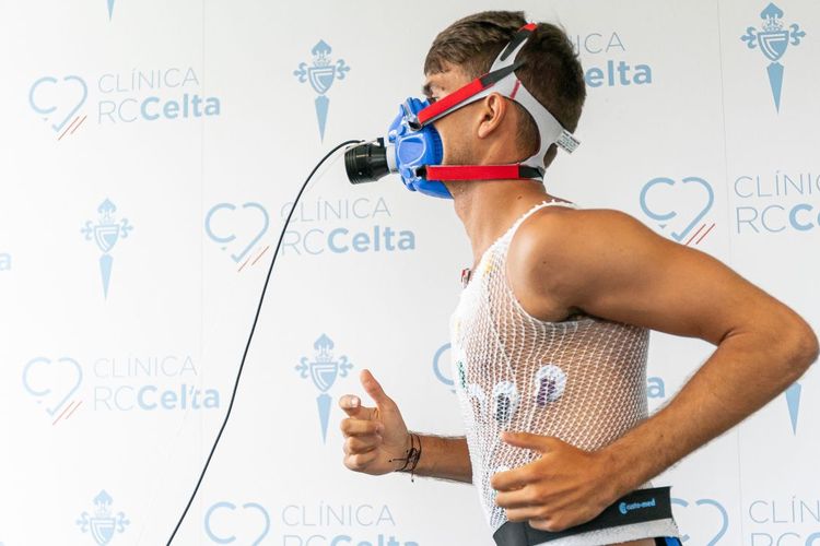 Pemain Celta Vigo, Denis Suarez, menjajal treadmill di pusat latihan klub.