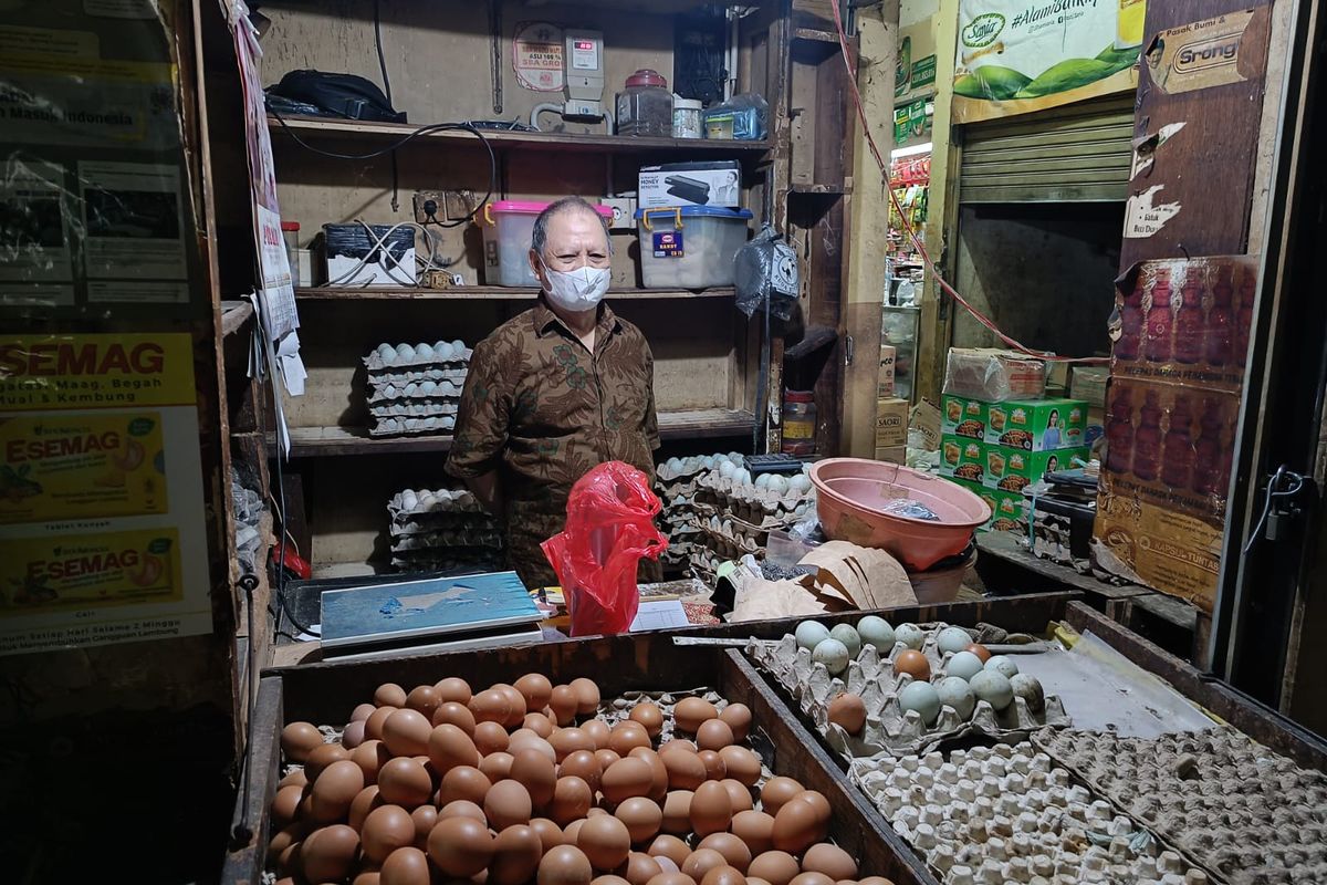 Ilyas (72), pedagang telur di Pasar Induk Kramatjati, Jakarta Timur, Kamis (13/7/2023).