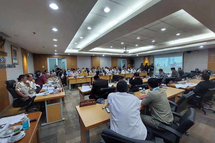 Suasana rapat kerja Komisi B DPRD DKI Jakarta bersama PT Transjakarta di Gedung DPRD DKI Jakarta, Jalan Kebon Sirih, Jakarta Pusat, Senin (1/8/2022).