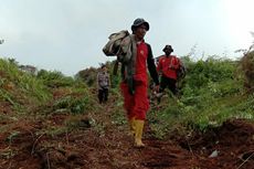 Beratnya Tugas Tim Pemadam Karhutla, Pikul Mesin dalam Hutan, 