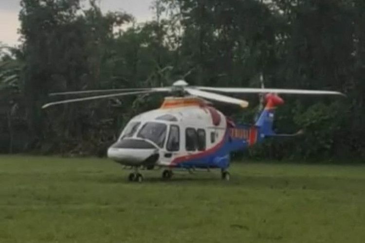 Helikopter angkut yang ditumpangi Kapolda Jatim Irjen Pol Toni Hermanto yang mendarat darurat di lapangan Desa Rejotangan, Tulungagung, Rau (22/2/2023) 