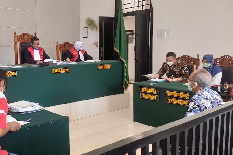 Sidang gugatan perbuatan melawan hukum yang dilayangkan warga terdampak penggusuran oleh PT KAI dan Pemkot Tegal digelar di Pengadilan Negeri Tegal dengan agenda keterangan saksi dari anggota DPRD Kota Tegal, Rabu (16/6/2021)