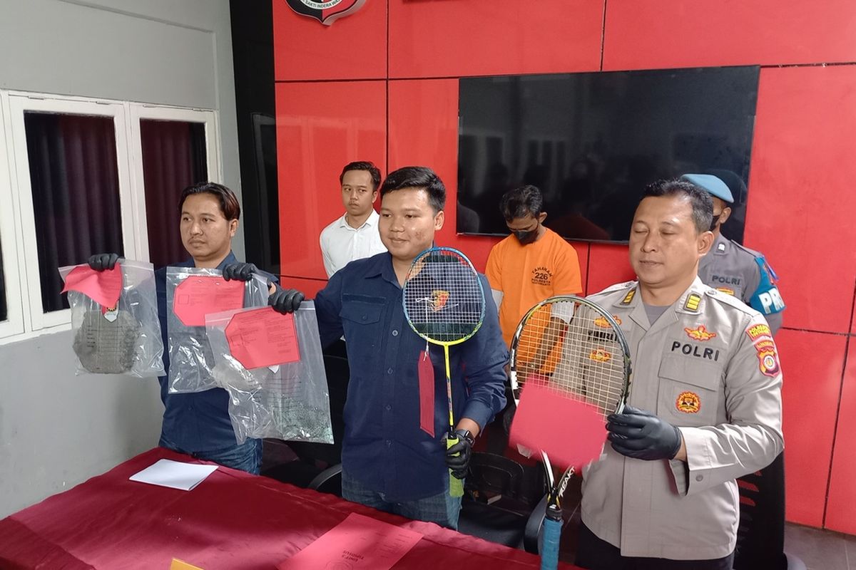 Polisi tunjukkan barang bukti berupa dua raket dan batu yang diguanakan untuk melempar kaca mobil hingga rusak, Senin (11/9/2023).