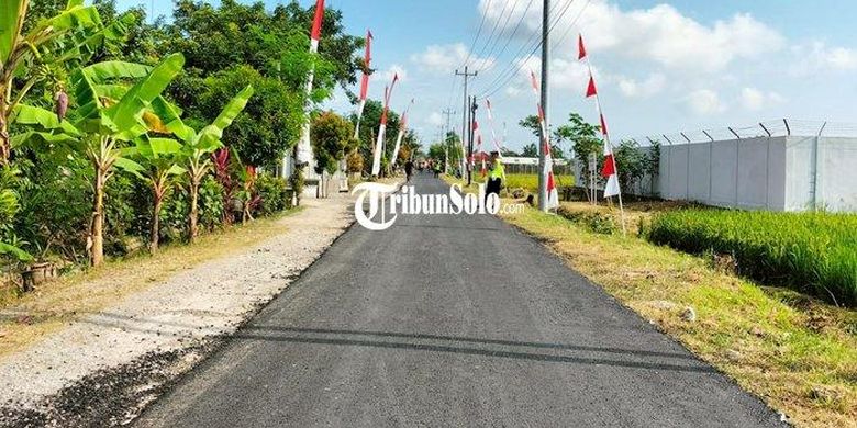 Kondisi jalan di Desa Karangmalang, Kecamatan Masaran, Sragen, Jawa Tengah, yang mulus diaspal jelang kunjungan Presiden Joko Widodo (Jokowi). Padahal sebelumnya, selama belasan tahun jalan itu rusak.