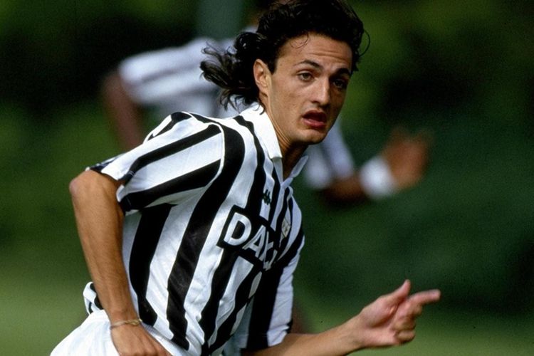 Mantan bek Juventus, Andrea Fortunato. Sang pemain meninggal pada usia 23 tahun karena pneumonia pada 25 April 1995.