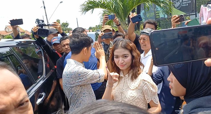 Usai "Nyoblos", Gibran dan Selvi Tunjukkan Jari Kelingking dengan Tinta