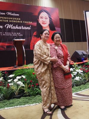 Ketua DPR Puan Maharani berfoto berdua dengan Presiden kelima Indonesia yang juga ibu Puan, Megawati Soekarnoputri, Kamis (13/2/2020) malam, dalam resepsi menjelang pengukuhan doktor honoris causa yang didapatkan Puan dari Universitas Diponegoro (Undip).