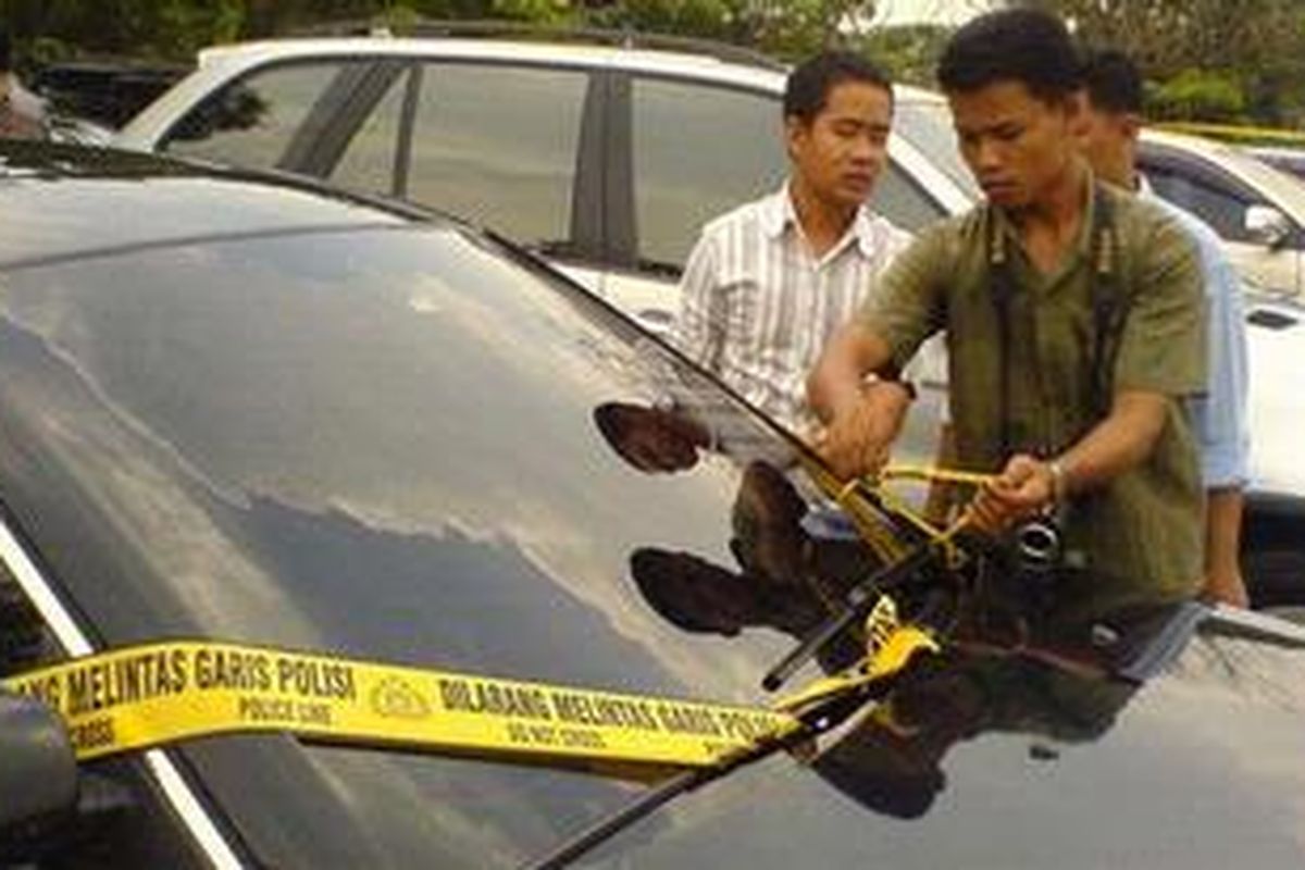 Puluhan mobil mewah yang diduga berdokumen palsu diamankan di depan halaman Kantor Polresta Barelang, Kota Batam, Kepulauan Riau, Kamis (23/9/2010). Ditengarai banyak mobil impor di Batam yang dipalsukan dokumennya guna menghindari pajak kendaraan.