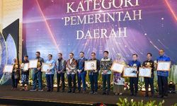 Komitmen Lestarikan Kebudayaan Daerah, Gubri Abdul Wahid Terima Penghargaan dari Kemenbud