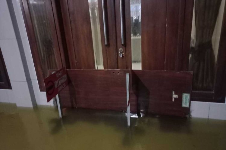 Banjir rob yang melanda Desa Banyuwangi, Kecamatan Manyar, Gresik, sempat merendam beberapa rumah, Selasa (4/1/2022) malam.