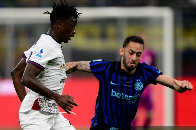 Hakan Calhanoglu (kanan) beraksi dalam pertandingan Liga Italia 2025-2026 Inter Milan vs Cagliari di Stadion Giuseppe Meazza, 17 April 2026.