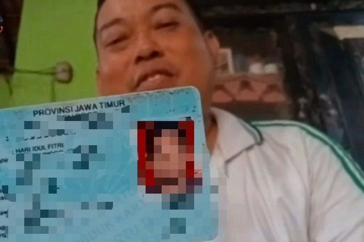 Hari Idul Fitri saat menunjukkan Kartu Tanda Penduduk (KTP) miliknya, Jumat (22/4/2022)