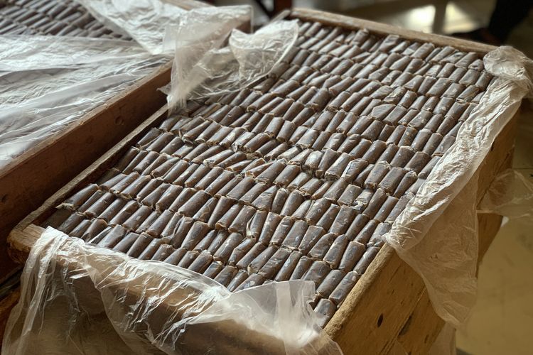 Dodol Garut yang sudah dikemas di pabrik Dodol Picnic di Garut, Jawa Barat. Pabrik dodol Garut legendaris sejak 1949. Difoto Rabu (19/11/2025).