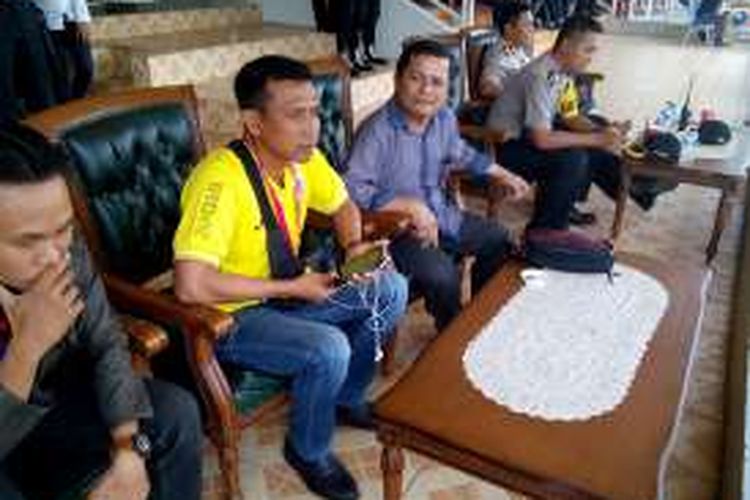 Pelatih kepala Sriwijaya FC, Widodo terpaksa melihat penampilan Firman Utina dan kawan kawan dari tribun VVip tadi sore ketika lawan Barito Putera