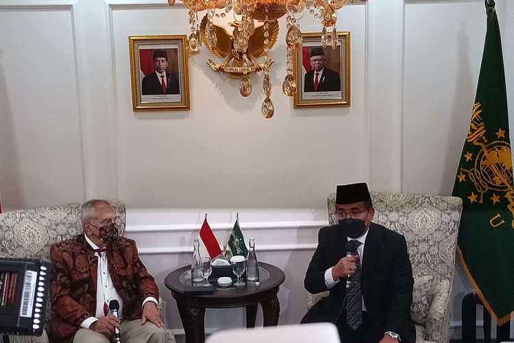 Presiden Timor Leste Jose Ramos Horta (kiri) bersama Ketua Umum PBNU Yahya Cholil Staquf (kiri) di Gedung PBNU Jalan Kramat Raya No 164, Jakarta Pusat, Rabu (20/7/2022).