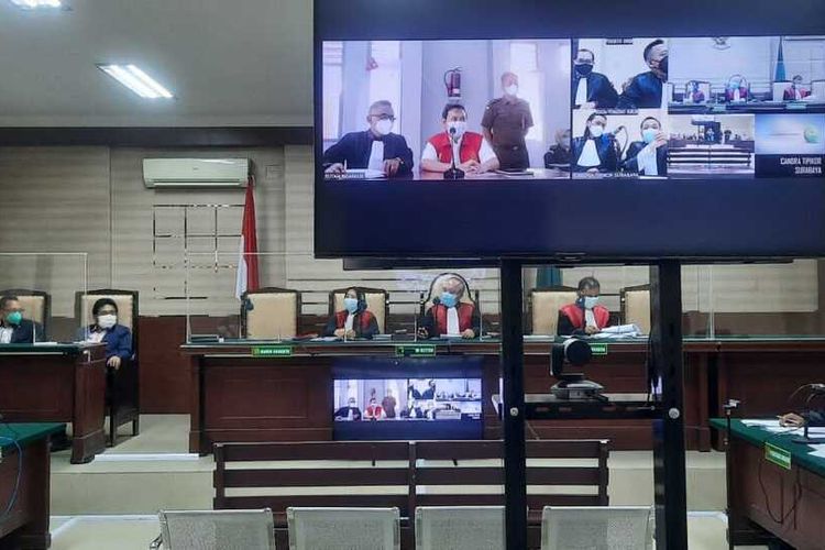 Sidang pembacaan eksespi sidang dugaan perkara jual beli jabatan dengan terdakwa Bupati Nganjuk Nonaktif Novi Rahman Hidayat di pwngadilan Tipikor Surabaya, Senin (6/9/2021).