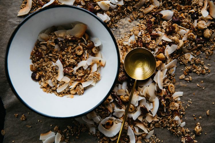 llustrasi granola di dalam mangkuk.