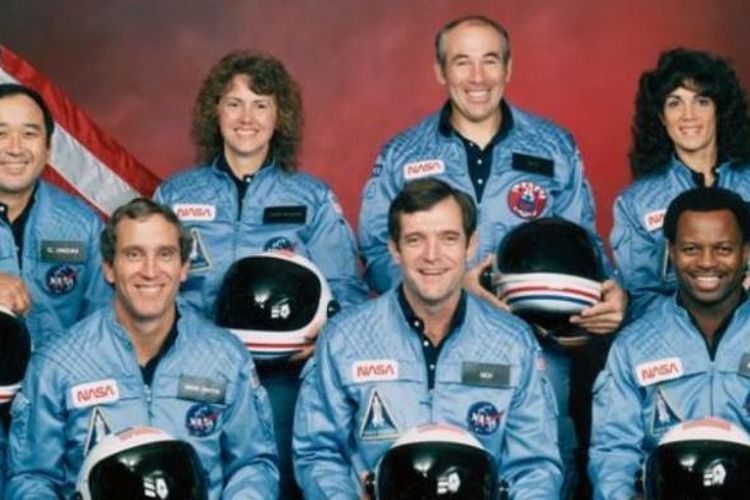 Kru pesawat ulang alik Challenger yang meledak 73 detik setelah diluncurkan pada 28 Januari 1986, (barisan depan kiri ke kanan) Michael Smith, Dick Scobee and Ronald McNair; (barisan belakang kiri kek kanan) Ellison Onizuka, Christa McAuliffe, Gregory Jarvis and Judith Resnik 