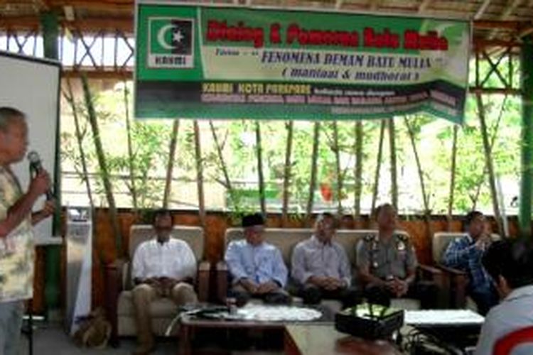 Dialog tentang demam batu akik, dengan tema 'Fenomena Demam Batu Mulia, dari Sisi Manfaat dan Mudarat', di Kedai Andalusia, Jalan Jenderal Sudirman, Kelurahan Bumi Harapan, Kecamatan Bacukiki Barat, Kota Parepare, Sabtu (28/2/2015). 