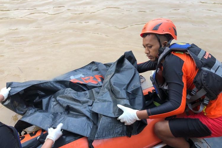 Petugas dari tim gabungan Basarnas Jambi sedang menyelamatkan Husni, warga yang tenggelam di sungai karena cuma menggunakan pelampung jeriken