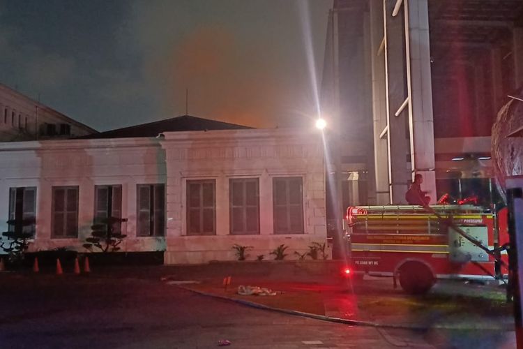 Bagian depan bangunan Museum Nasional atau Museun Gajah, Jakarta Pusat, tampak masih utuh. Bagian belakang bangunan ini terbakar pada Sabtu (16/9/2023) malam.