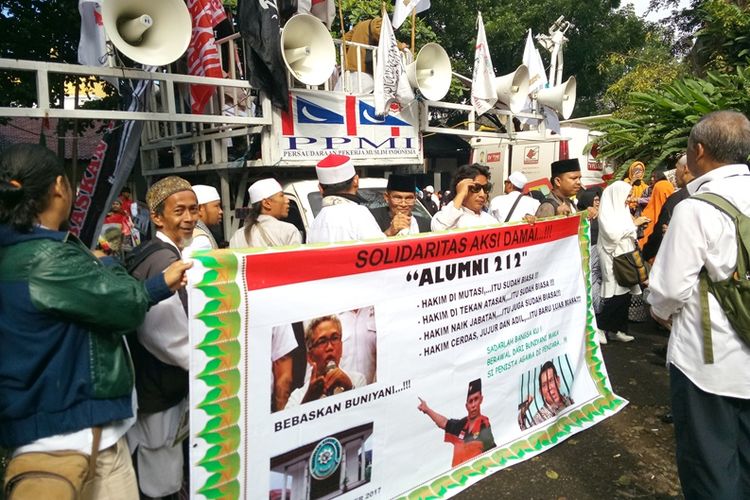 Massa pendukung Buni Yani, terdakwa kasus UU ITE,  mendatangi lokasi sidang vonis Buni Yani di Gedung Dinas Perpustakaan dan Arsip, Jalan Seram, Kota Bandung, Selasa (14/11/2017) pagi.