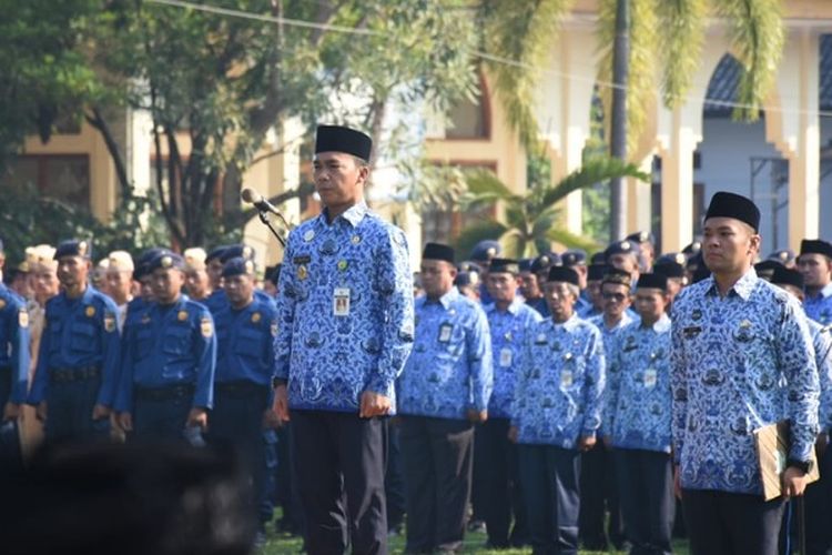 Bupati Batang, Jawa Tengah Wihaji saat menjadi inspektur upacara pada peringatan Hari Lahir Pancasila.